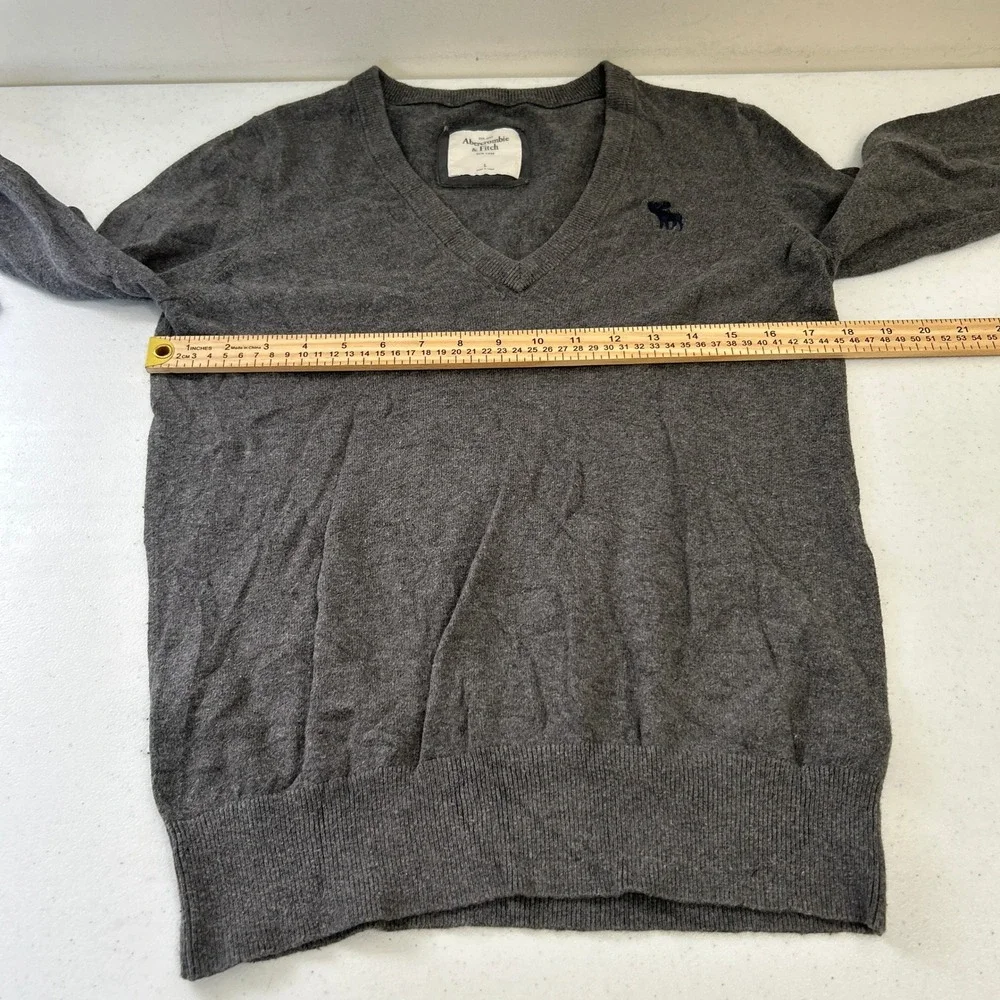 Abercrombie & Fitch Mens Gray V-Neck Sweater Embroidered Moose Logo Size L